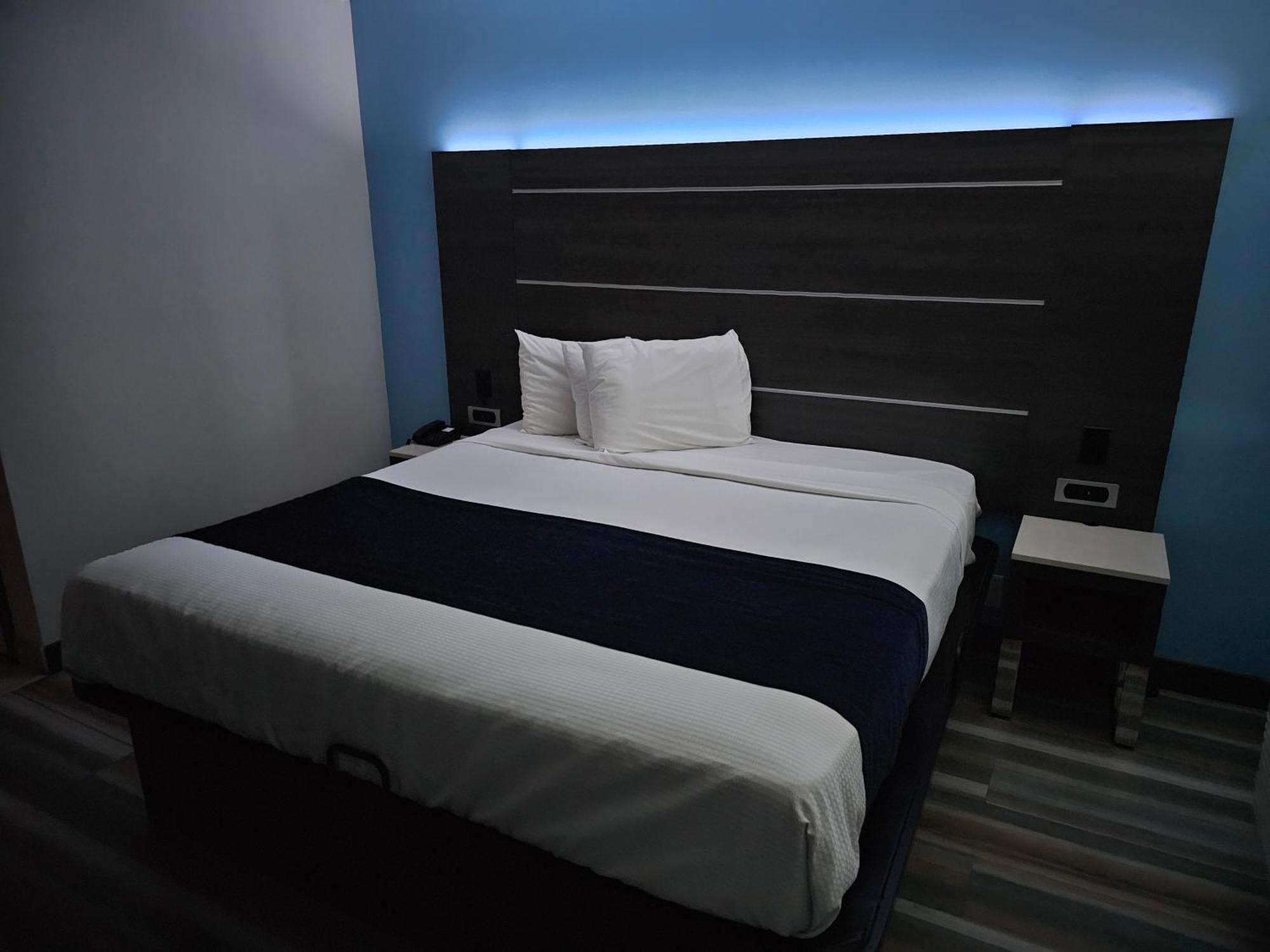 Travelodge Inn & Suites By Wyndham Фуллертон Екстер'єр фото