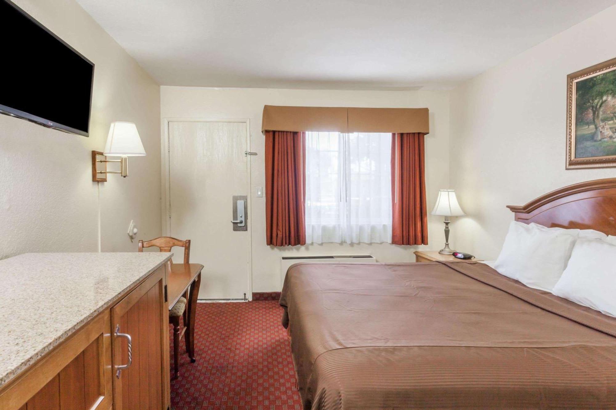 Travelodge Inn & Suites By Wyndham Фуллертон Екстер'єр фото