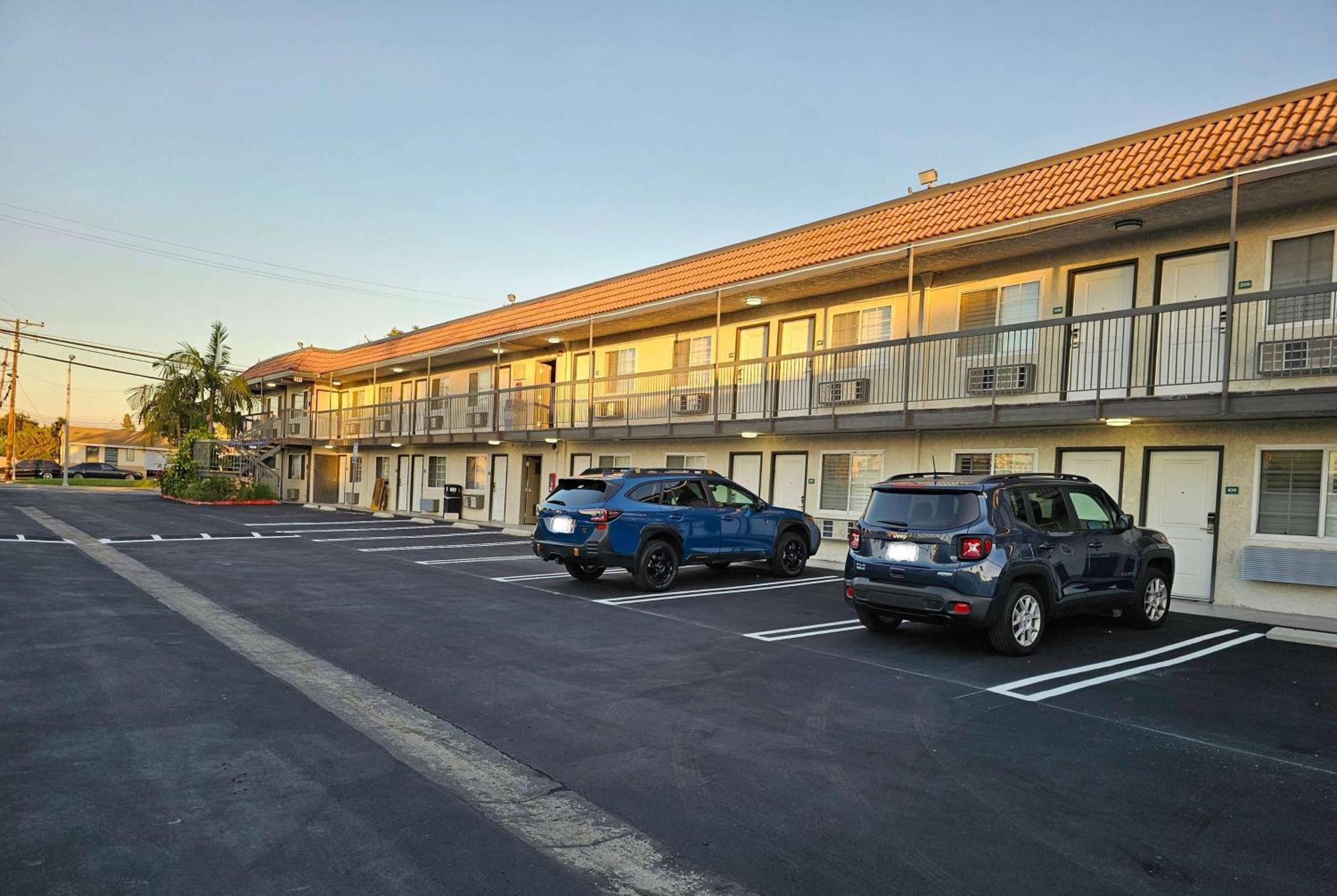 Travelodge Inn & Suites By Wyndham Фуллертон Екстер'єр фото